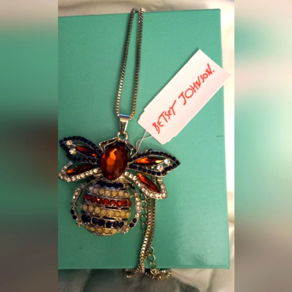 Z009 - NWT Adorable Betsey Johnson Bee   Necklace